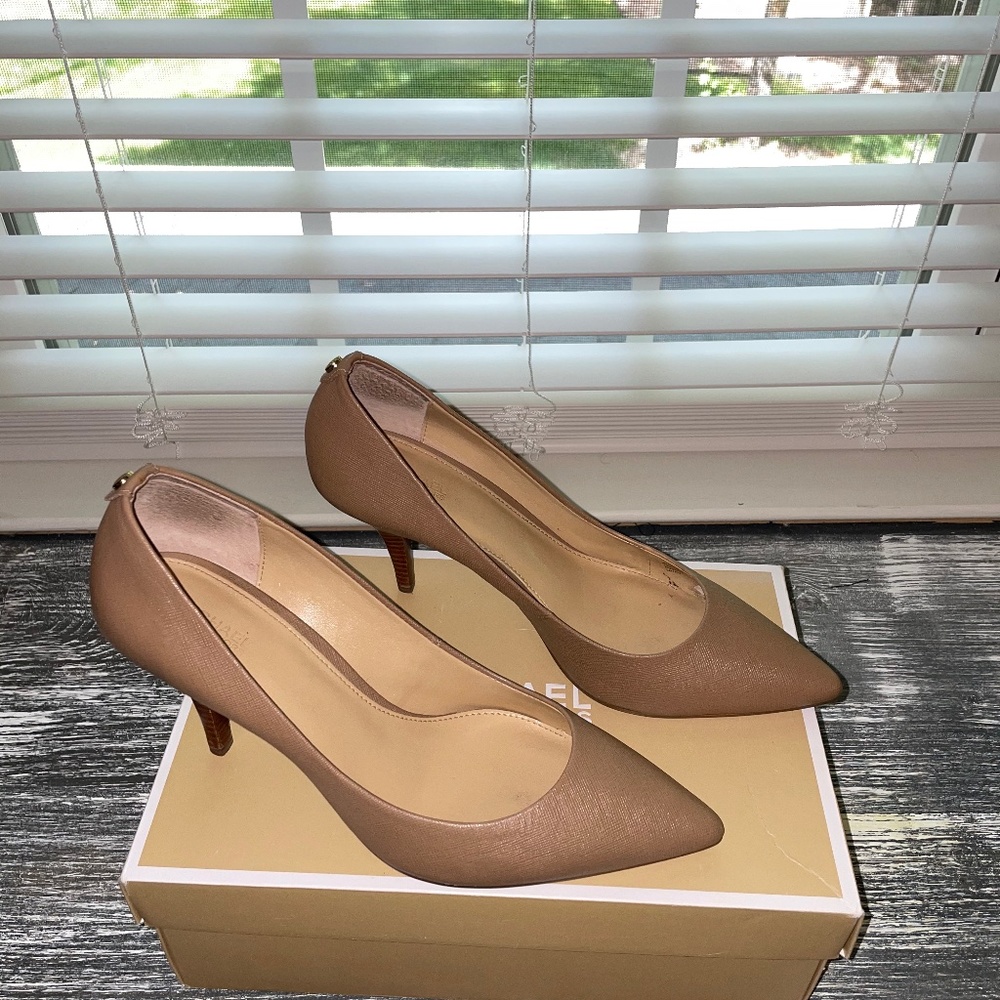 MK Michael Khors Flex Mid Pump Heels Size 9 Women’s Leather Shoes Beige Khaki